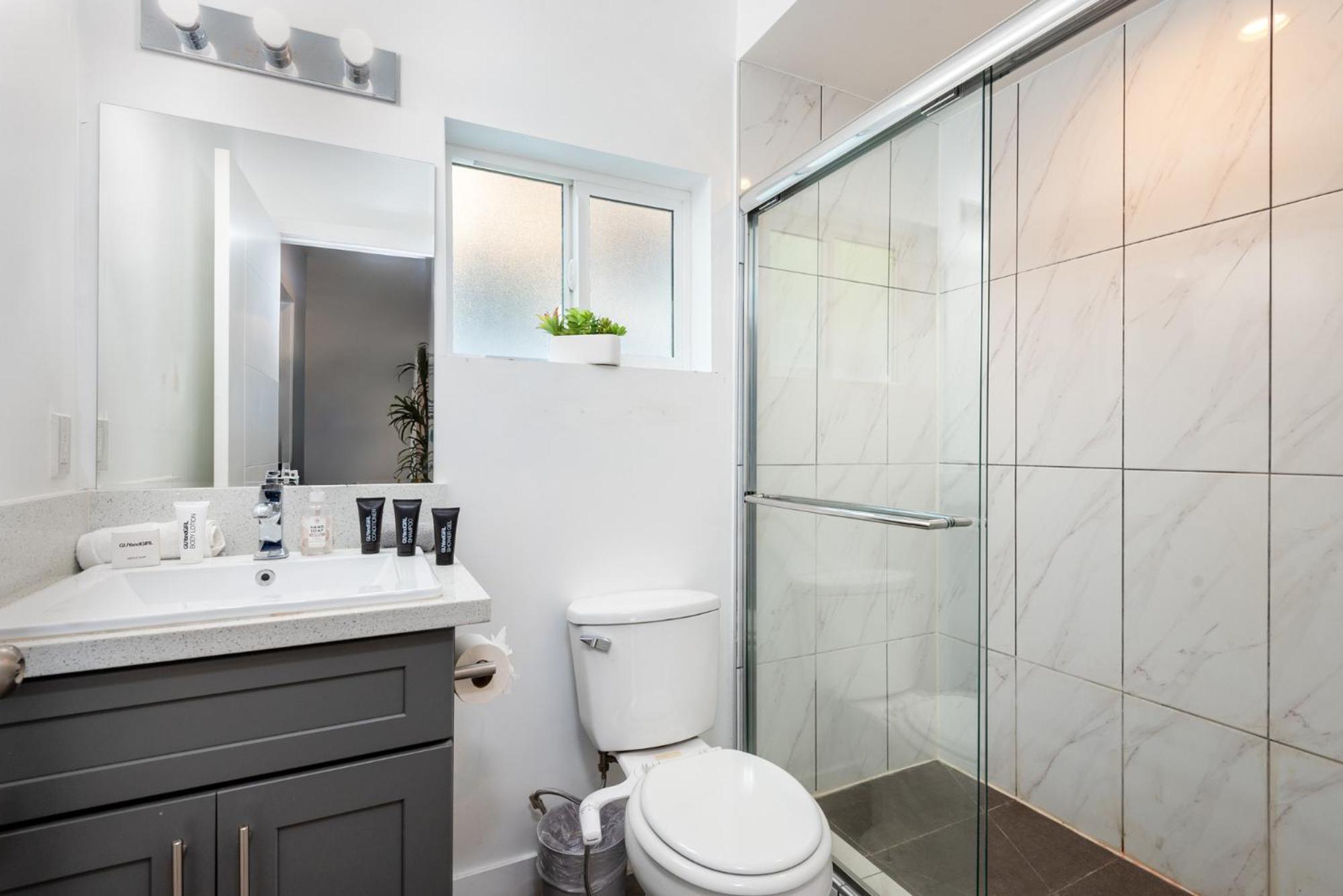 Elegant Apt In La With 4br And 4 Ba Sleeps Apartment *