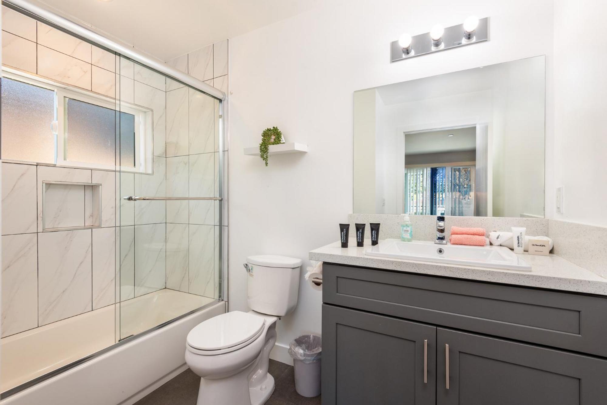 Elegant Apt In La With 4br And 4 Ba Sleeps Appartement